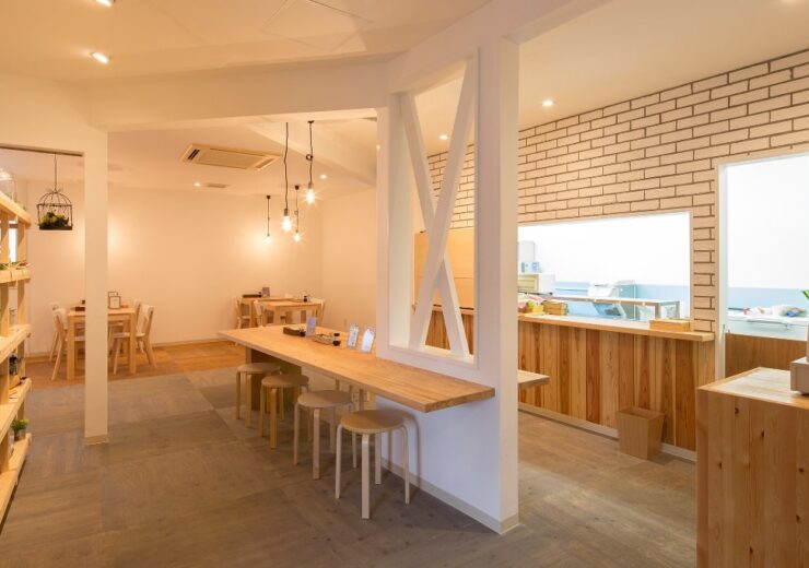 カフェ風イメージに木材の質感を入れた飲食店